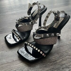 🌴 Steve Madden Stud & Diamond Heel